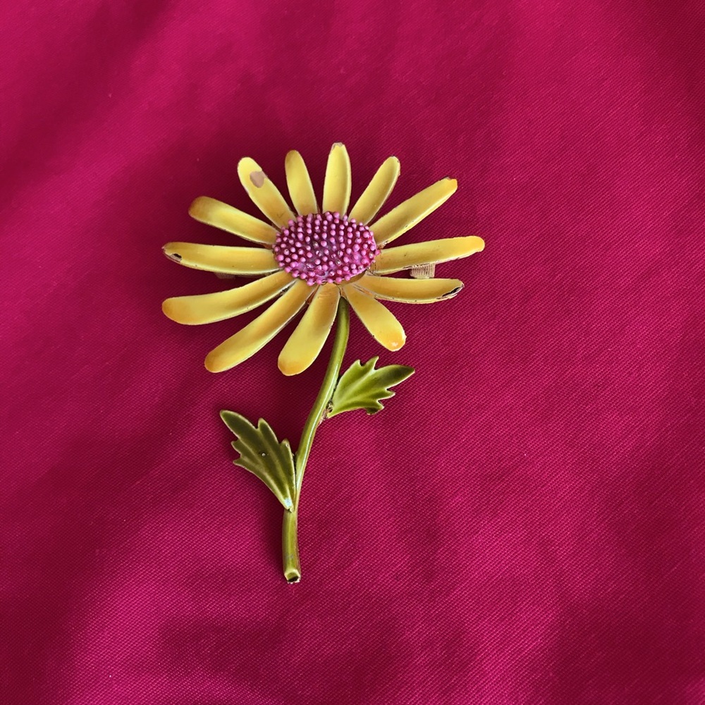 VINTAGE FLOWER PIN FROM THE 1960s